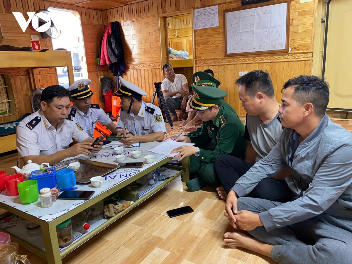tiếp nhận thuyền viên trên tàu hoa lư 02 gặp nạn trên biển vào bờ hình ảnh 3 tiep nhan thuyen vien tren tau hoa lu 02 gap nan tren bien vao bo hinh anh 3