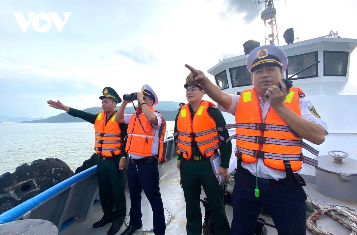 tiếp nhận thuyền viên trên tàu hoa lư 02 gặp nạn trên biển vào bờ hình ảnh 4 tiep nhan thuyen vien tren tau hoa lu 02 gap nan tren bien vao bo hinh anh 4