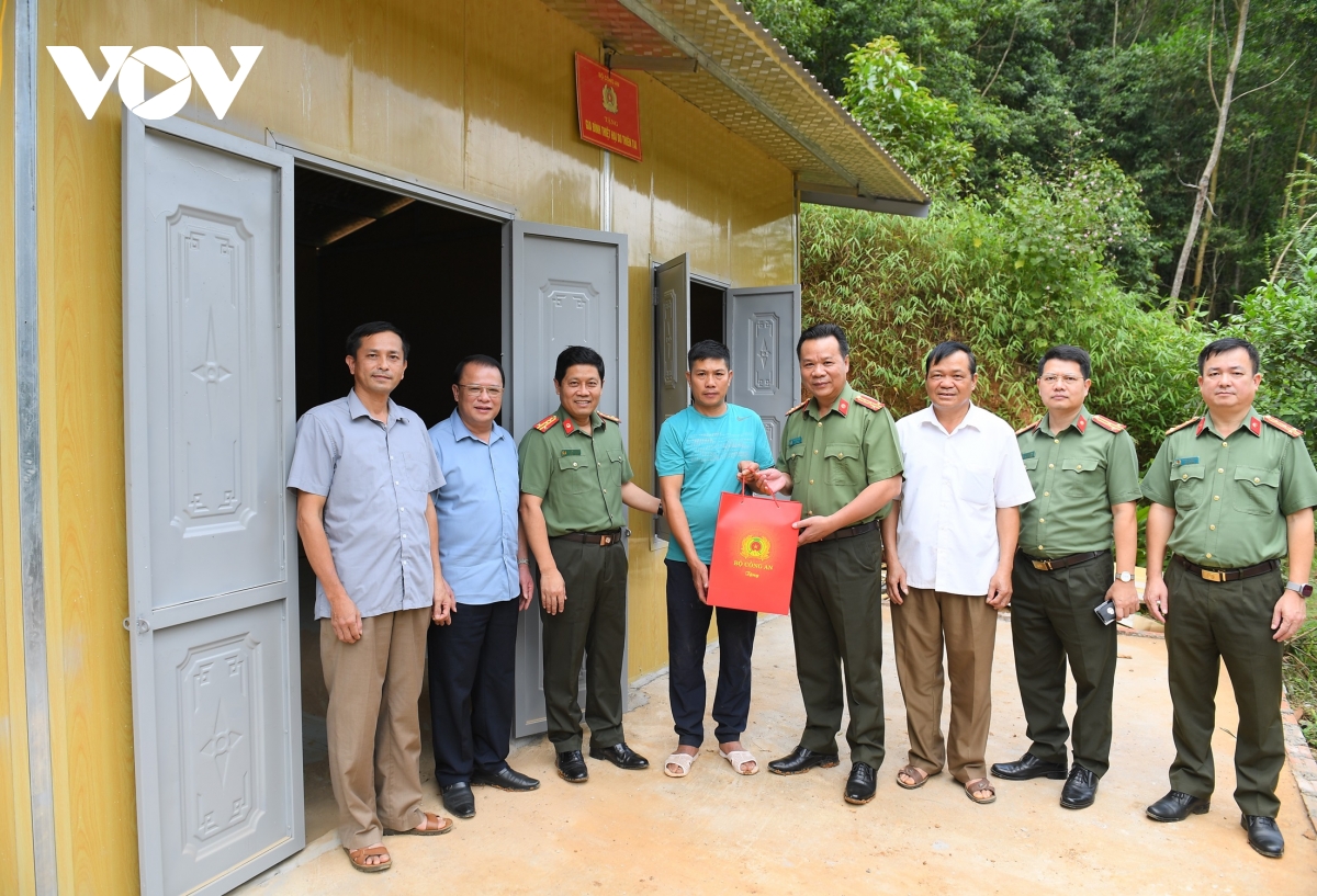 xóa nhà tạm, nhà dột nát từ sự chung tay của cộng đồng hình ảnh 3 xoa nha tam, nha dot nat tu su chung tay cua cong dong hinh anh 3