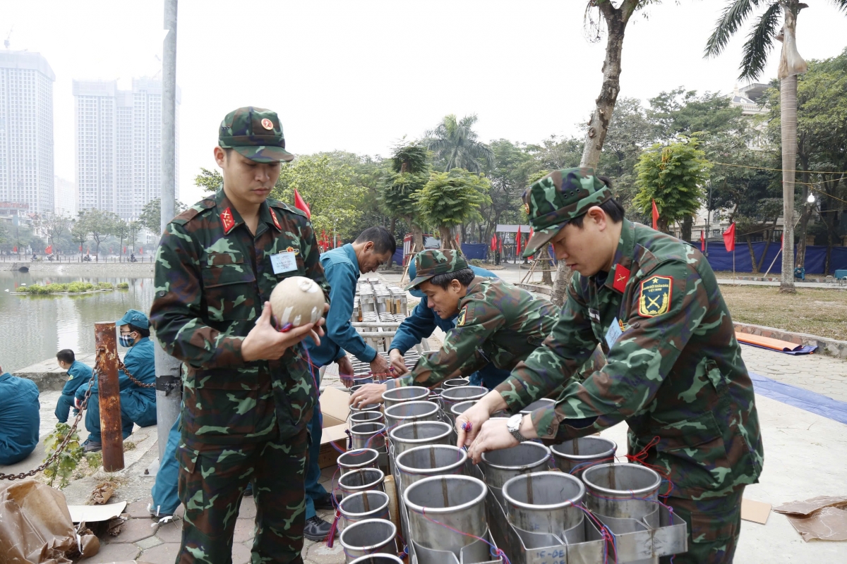 can canh 5 tran dia ban phao hoa o ha noi truoc thoi khac don nam moi 2025 hinh anh 2