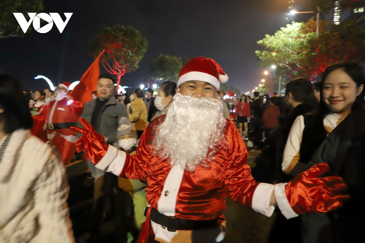 600 ông già noel hoạt náo đường phố Đà nẵng dịp đón giáng sinh chào năm mới 2025 hình ảnh 2 600 ong gia noel hoat nao duong pho Da nang dip don giang sinh chao nam moi 2025 hinh anh 2