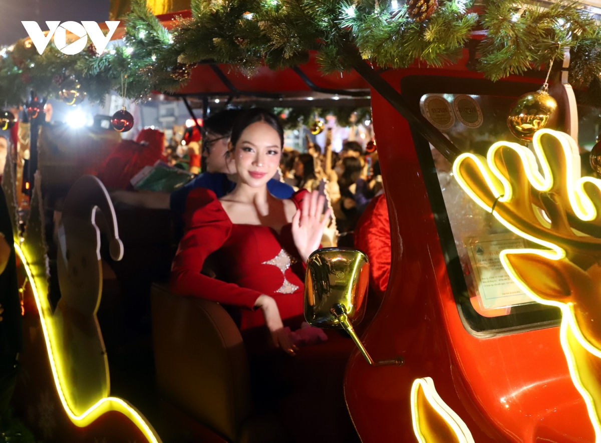 600 ông già noel hoạt náo đường phố Đà nẵng dịp đón giáng sinh chào năm mới 2025 hình ảnh 1 600 ong gia noel hoat nao duong pho Da nang dip don giang sinh chao nam moi 2025 hinh anh 1