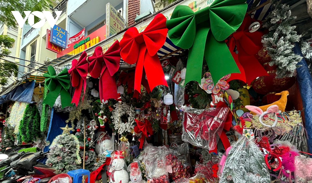 hàng trang trí noel muôn màu sắc nhưng sức mua giảm hình ảnh 2 hang trang tri noel muon mau sac nhung suc mua giam hinh anh 2