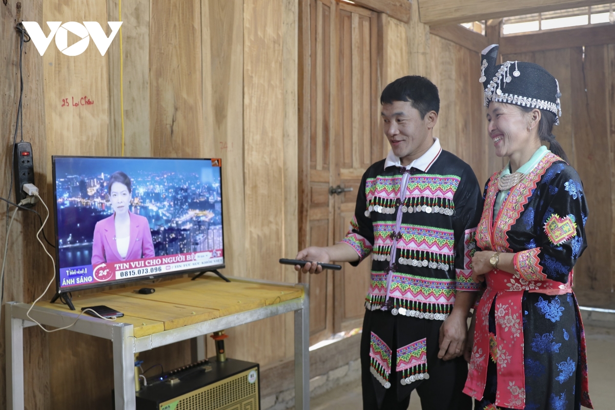 người dân vùng lũ mường pồn phấn khởi nhận nhà mới hình ảnh 2 nguoi dan vung lu muong pon phan khoi nhan nha moi hinh anh 2