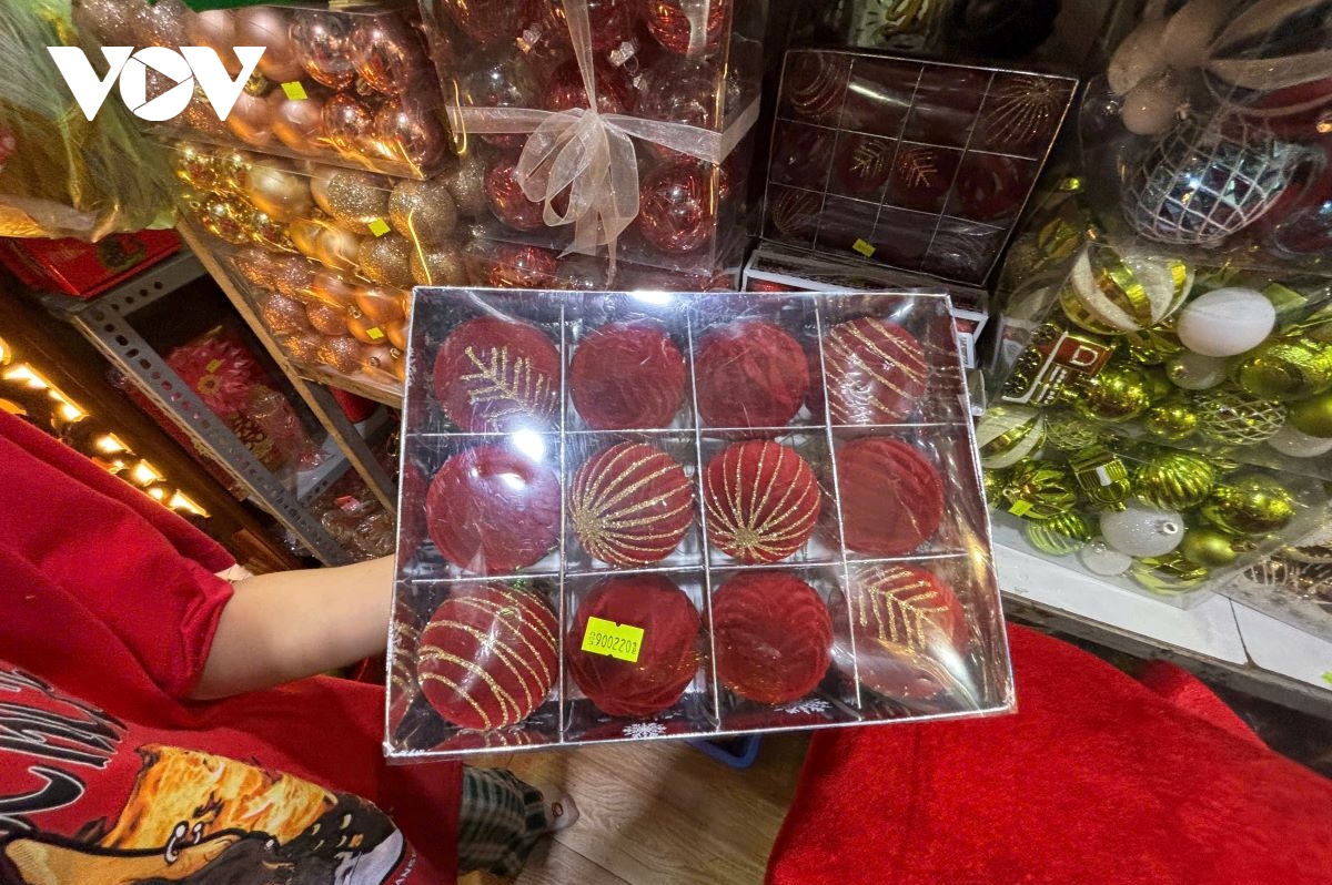 hàng trang trí noel muôn màu sắc nhưng sức mua giảm hình ảnh 3 hang trang tri noel muon mau sac nhung suc mua giam hinh anh 3