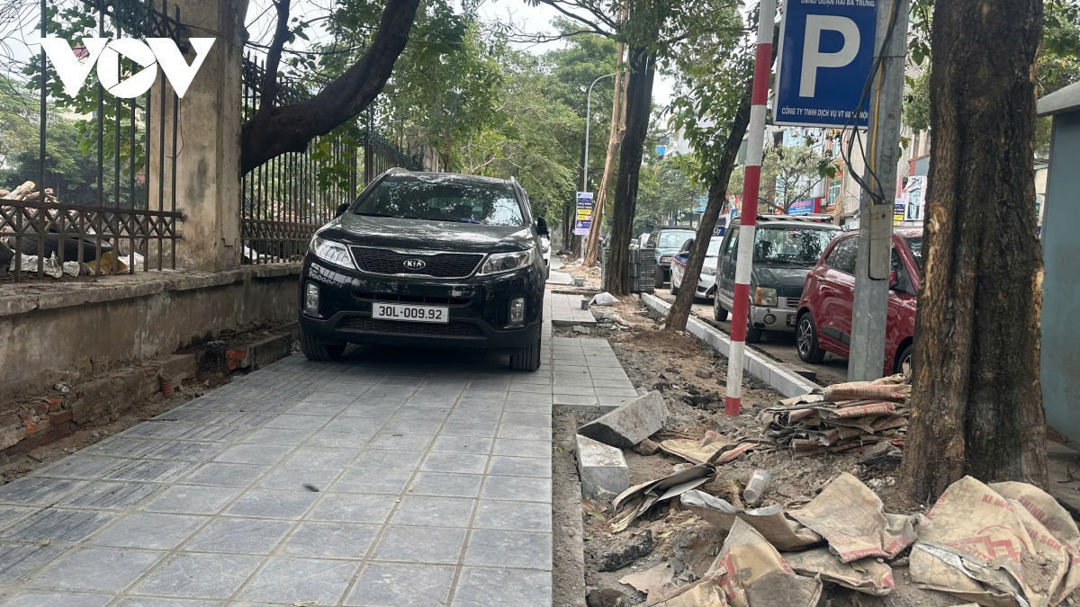 Vỉa hè Hà Nội lát chưa kịp khô vữa xe cộ đã ồ ạt lao lên dừng đỗ