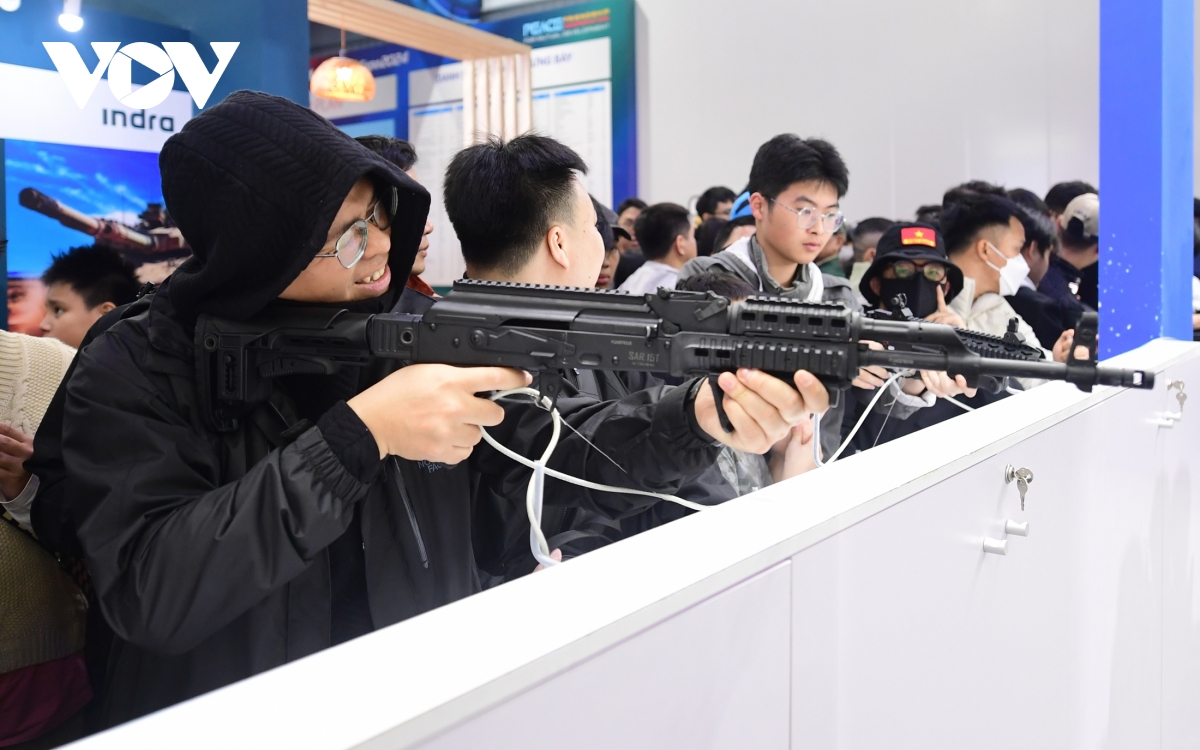 giới trẻ nô nức thử tài bắn súng ở triển lãm quốc phòng 2024 hình ảnh 7 gioi tre no nuc thu tai ban sung o trien lam quoc phong 2024 hinh anh 7