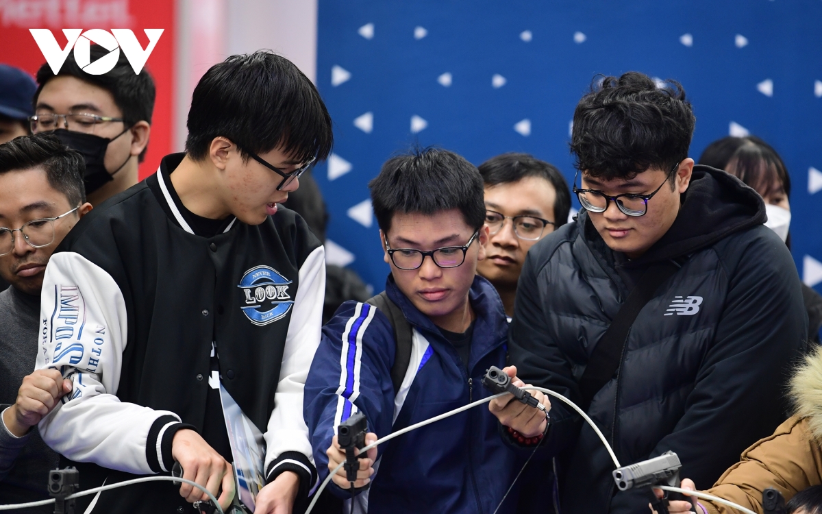 giới trẻ nô nức thử tài bắn súng ở triển lãm quốc phòng 2024 hình ảnh 8 gioi tre no nuc thu tai ban sung o trien lam quoc phong 2024 hinh anh 8