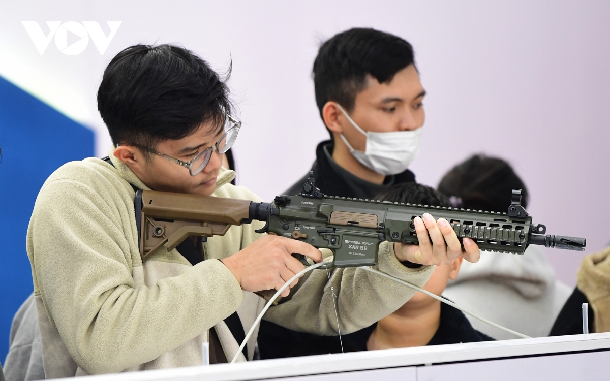 giới trẻ nô nức thử tài bắn súng ở triển lãm quốc phòng 2024 hình ảnh 9 gioi tre no nuc thu tai ban sung o trien lam quoc phong 2024 hinh anh 9