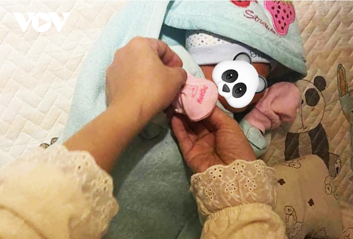 một bé trai bị bỏ rơi giữa đêm lạnh hình ảnh 1 mot be trai bi bo roi giua dem lanh hinh anh 1