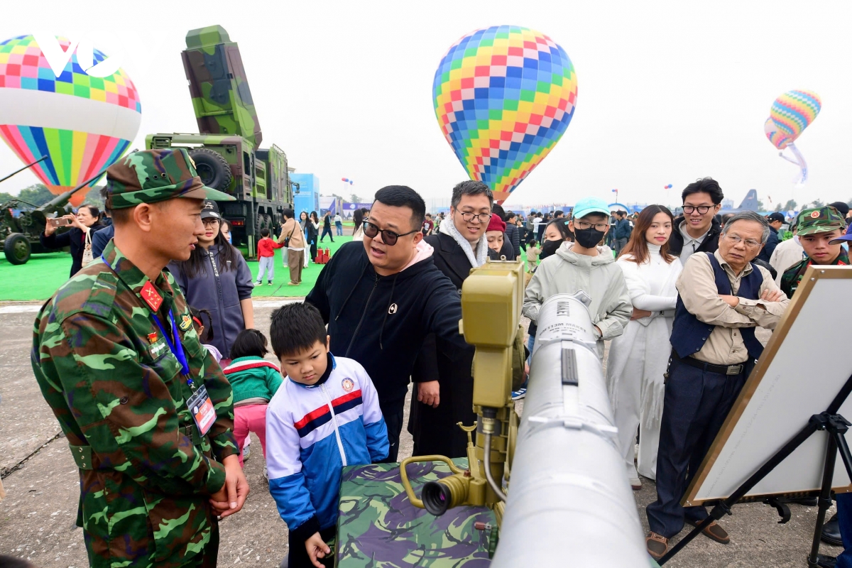 biển người tới triển lãm quốc phòng chiêm ngưỡng vũ khí hiện đại hình ảnh 12 bien nguoi toi trien lam quoc phong chiem nguong vu khi hien dai hinh anh 12