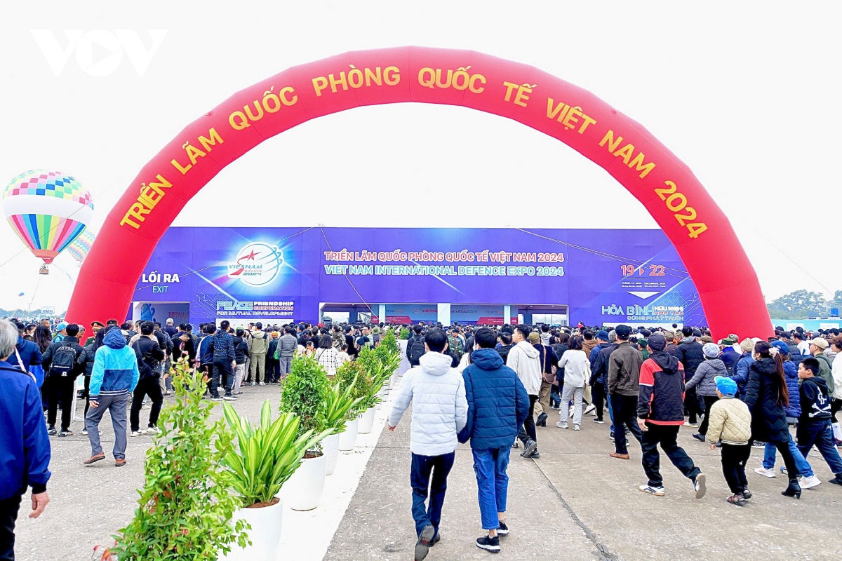 biển người tới triển lãm quốc phòng chiêm ngưỡng vũ khí hiện đại hình ảnh 2 bien nguoi toi trien lam quoc phong chiem nguong vu khi hien dai hinh anh 2