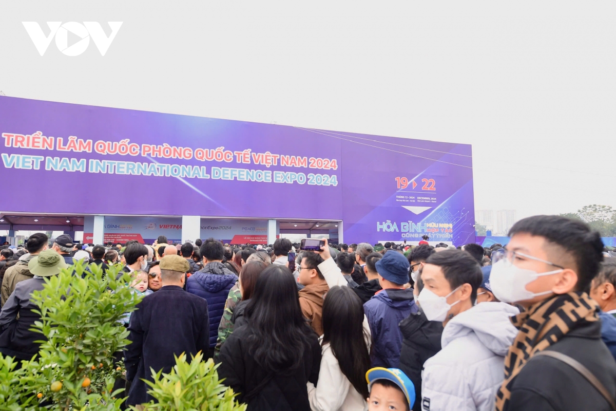 biển người tới triển lãm quốc phòng chiêm ngưỡng vũ khí hiện đại hình ảnh 3 bien nguoi toi trien lam quoc phong chiem nguong vu khi hien dai hinh anh 3