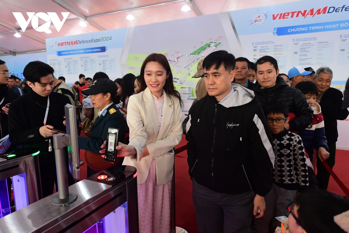biển người tới triển lãm quốc phòng chiêm ngưỡng vũ khí hiện đại hình ảnh 5 bien nguoi toi trien lam quoc phong chiem nguong vu khi hien dai hinh anh 5