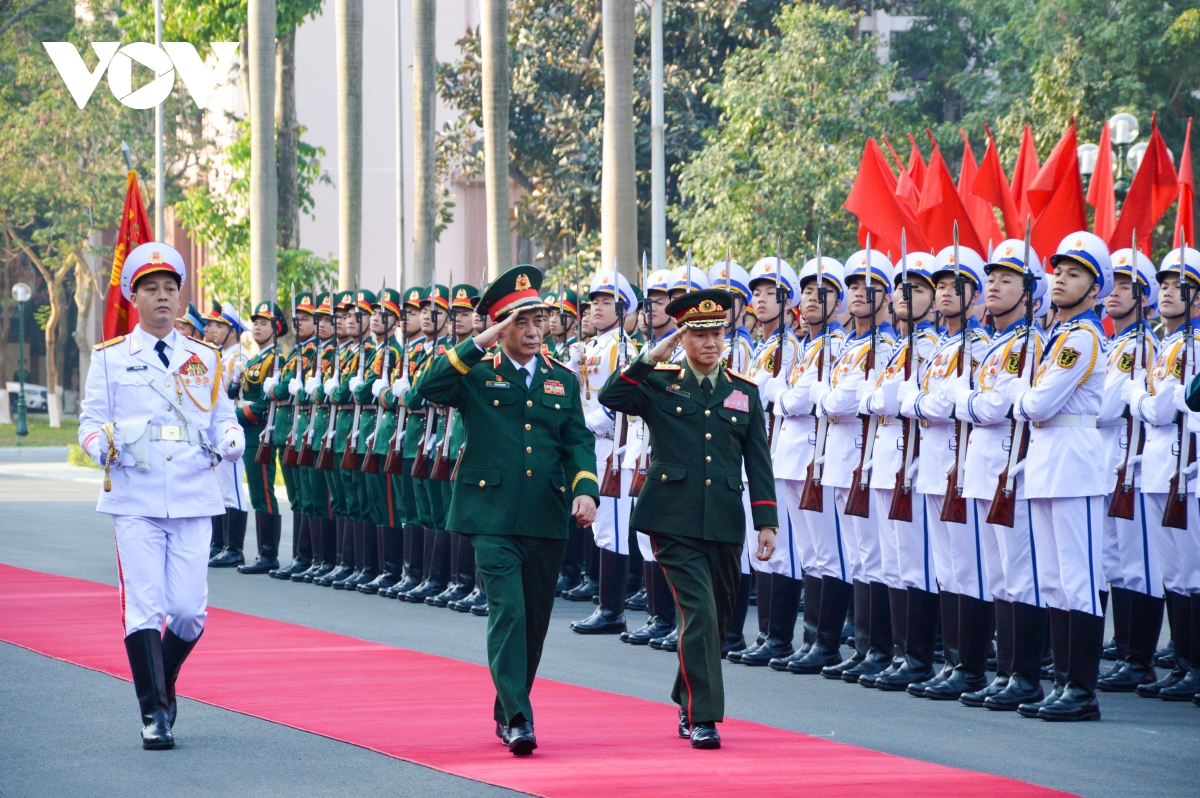 Đại tướng Phan Văn Giang và Thượng tướng Khamliang Outhakaysone duyệt đội danh dự QĐND Việt Nam