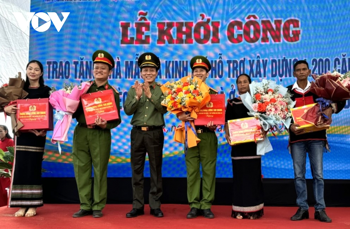nghĩa tình, trách nhiệm trong những ngôi nhà bộ công an tặng hộ nghèo Đắk lắk hình ảnh 1 nghia tinh, trach nhiem trong nhung ngoi nha bo cong an tang ho ngheo Dak lak hinh anh 1
