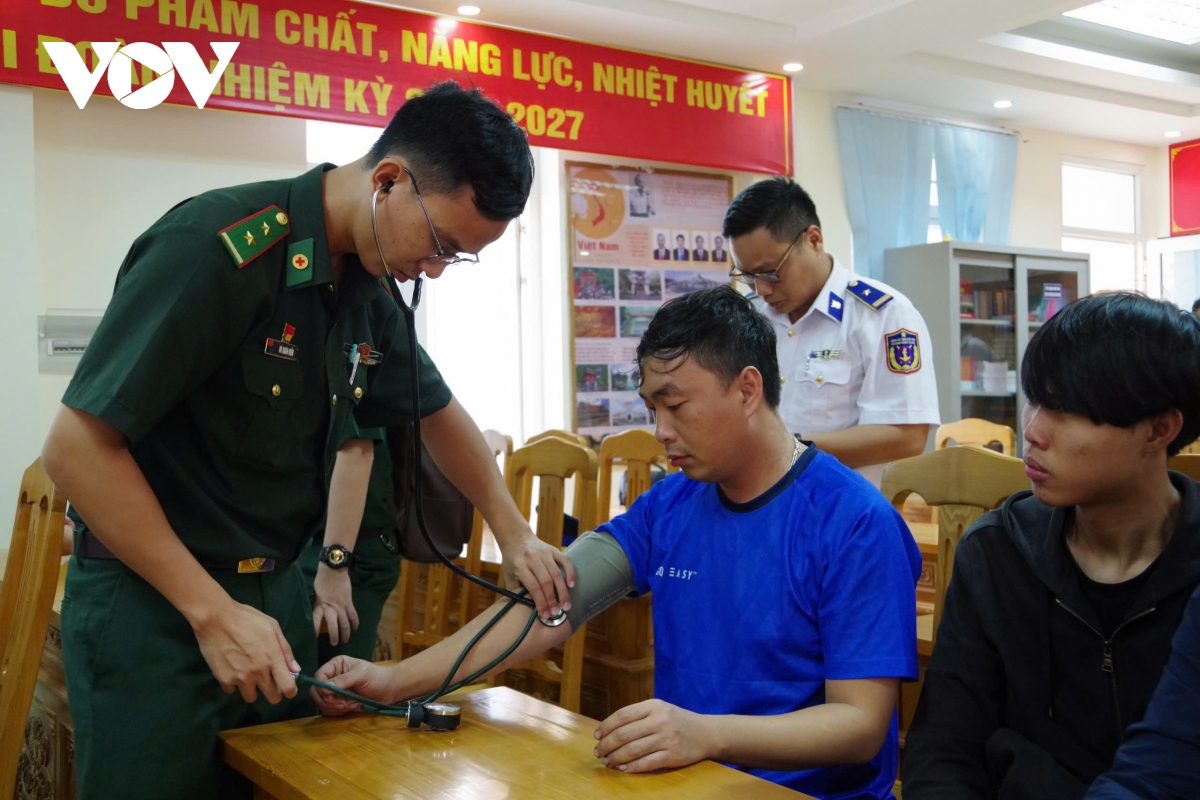 bien phong ba ria - vung tau tiep nhan 5 thuyen vien nuoc ngoai bi nan tren bien hinh anh 2