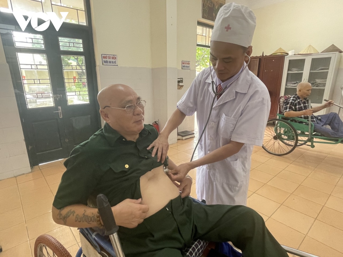 những bác sĩ quân y lặng thầm xoa dịu nỗi đau cho thương bệnh binh hình ảnh 1 nhung bac si quan y lang tham xoa diu noi dau cho thuong benh binh hinh anh 1