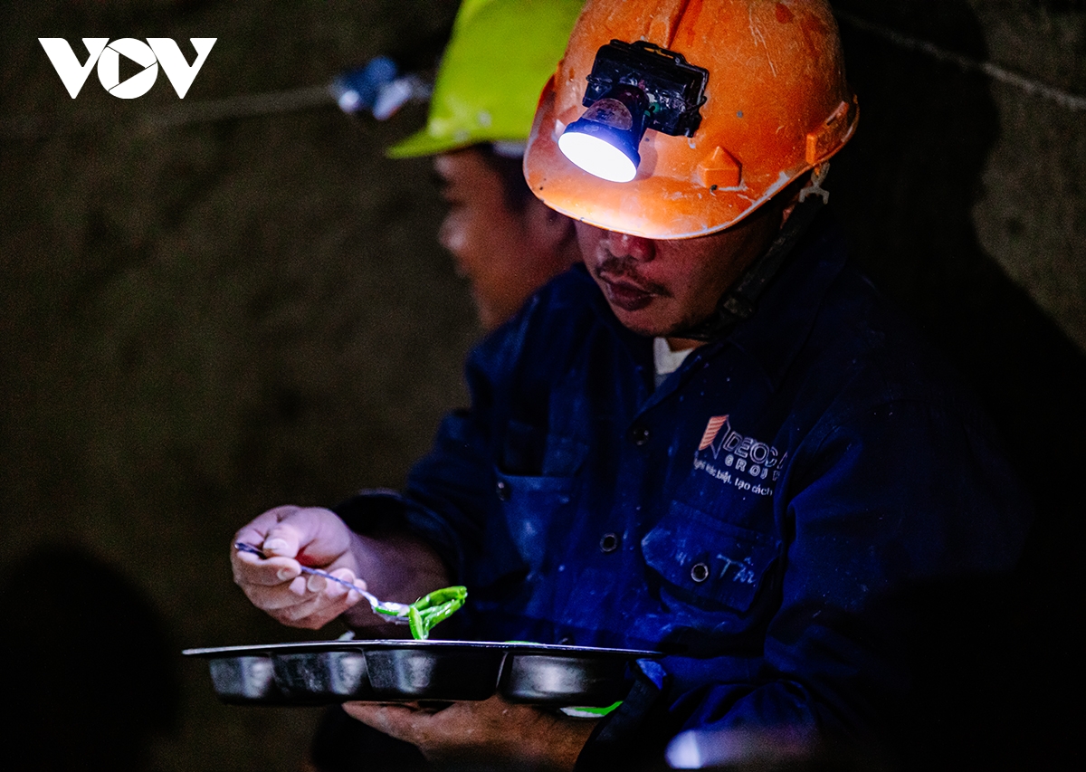 cận cảnh vượt nắng thắng mưa khoan núi mở hầm phượng hoàng hình ảnh 14 can canh vuot nang thang mua khoan nui mo ham phuong hoang hinh anh 14