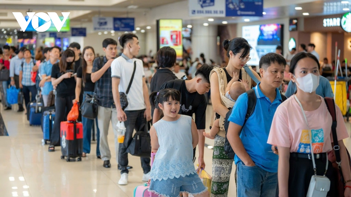 Vì sao giá vé máy bay Tết Nguyên đán luôn cao bất thường và khan hiếm?