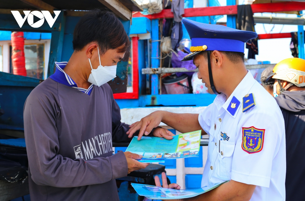 cảnh sát biển đồng hành với ngư dân hình ảnh 7 canh sat bien dong hanh voi ngu dan hinh anh 7