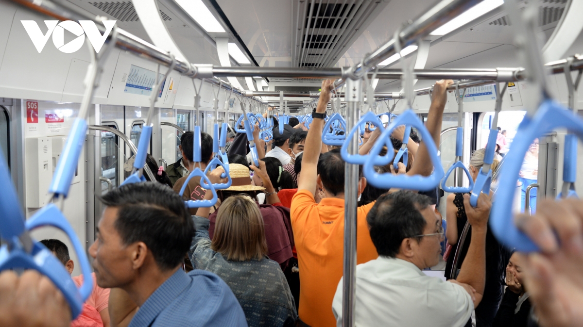 metro so 1 tphcm van dong nguoi trai nghiem trong ngay thu ba hoat dong hinh anh 1