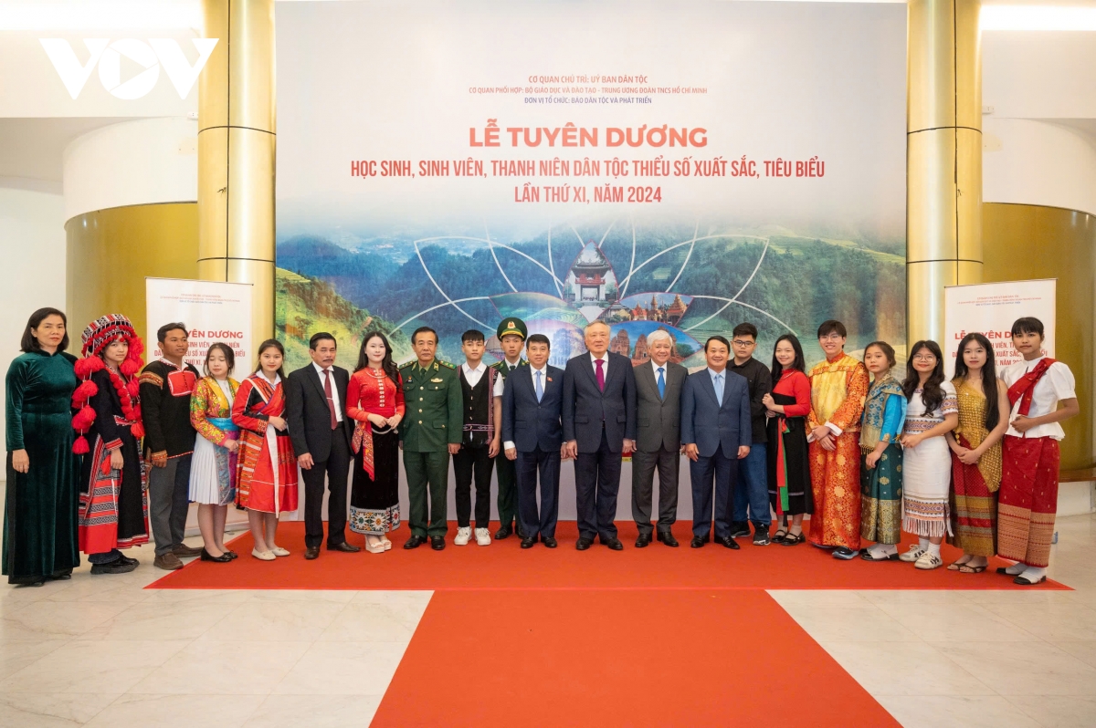 bieu duong, khen thuong 125 hoc sinh, sinh vien dan toc thieu so tieu bieu nam 2024 hinh anh 2