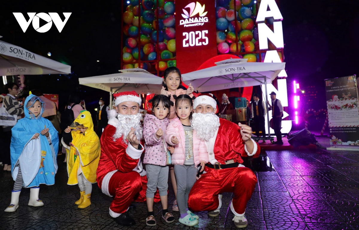 vui cùng ông già noel tại Đà nẵng tặng 3000 phần qùa cho người dân, du khách hình ảnh 1 vui cung ong gia noel tai Da nang tang 3000 phan qua cho nguoi dan, du khach hinh anh 1