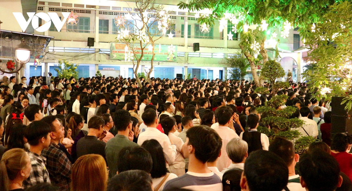 tp.hcm người dân đổ về các địa điểm vui chơi ở trung tâm thành phố hình ảnh 7 tp.hcm nguoi dan do ve cac dia diem vui choi o trung tam thanh pho hinh anh 7