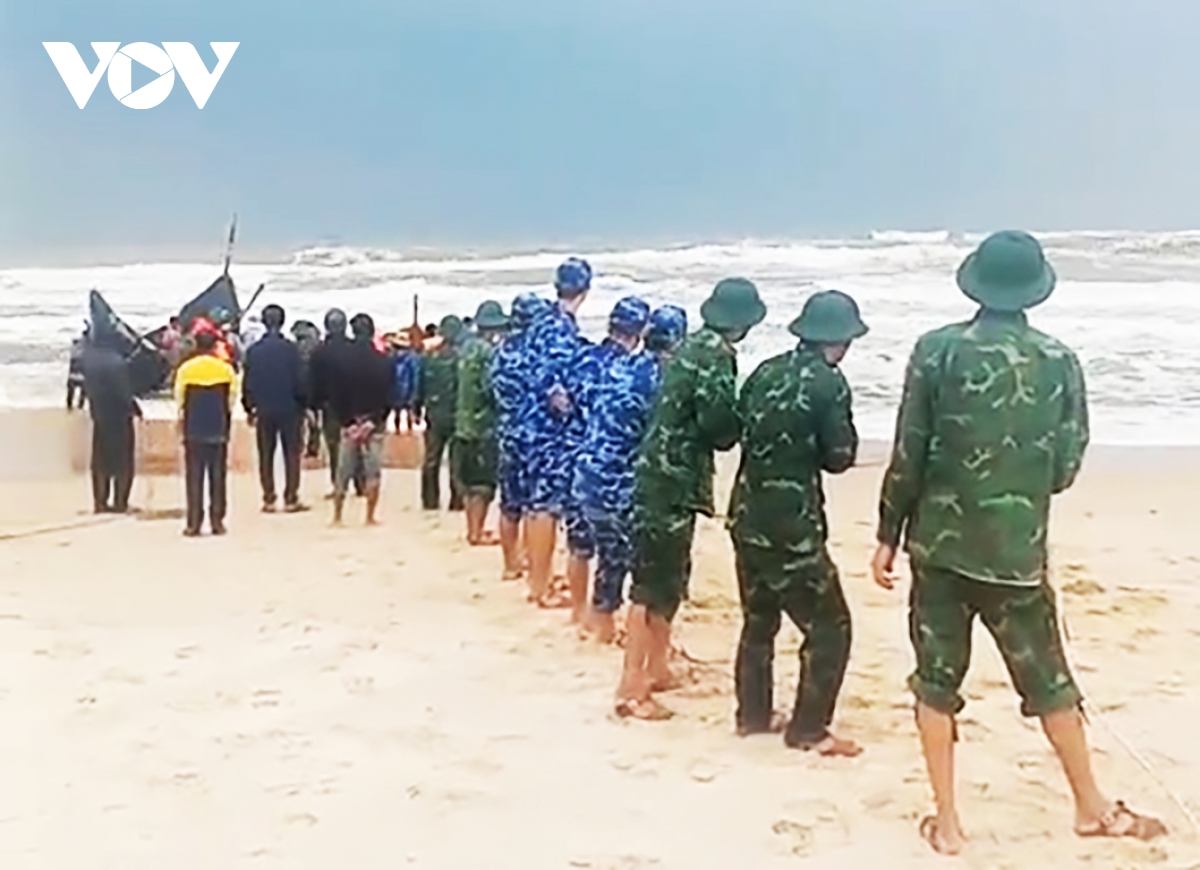 Ung cuu kip thoi 2 ngu dan quang tri cung thuyen danh ca gap nan hinh anh 1