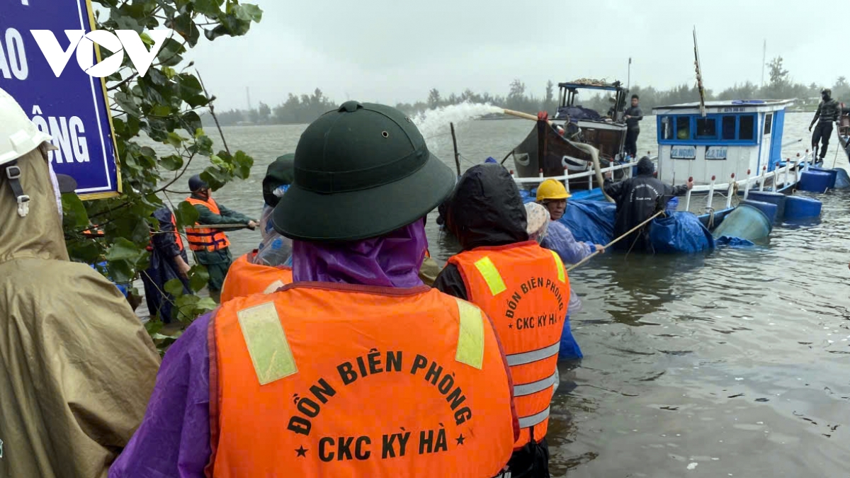 trục vớt, đưa vào bờ chiếc phà chìm tại quảng nam hình ảnh 1 truc vot, dua vao bo chiec pha chim tai quang nam hinh anh 1