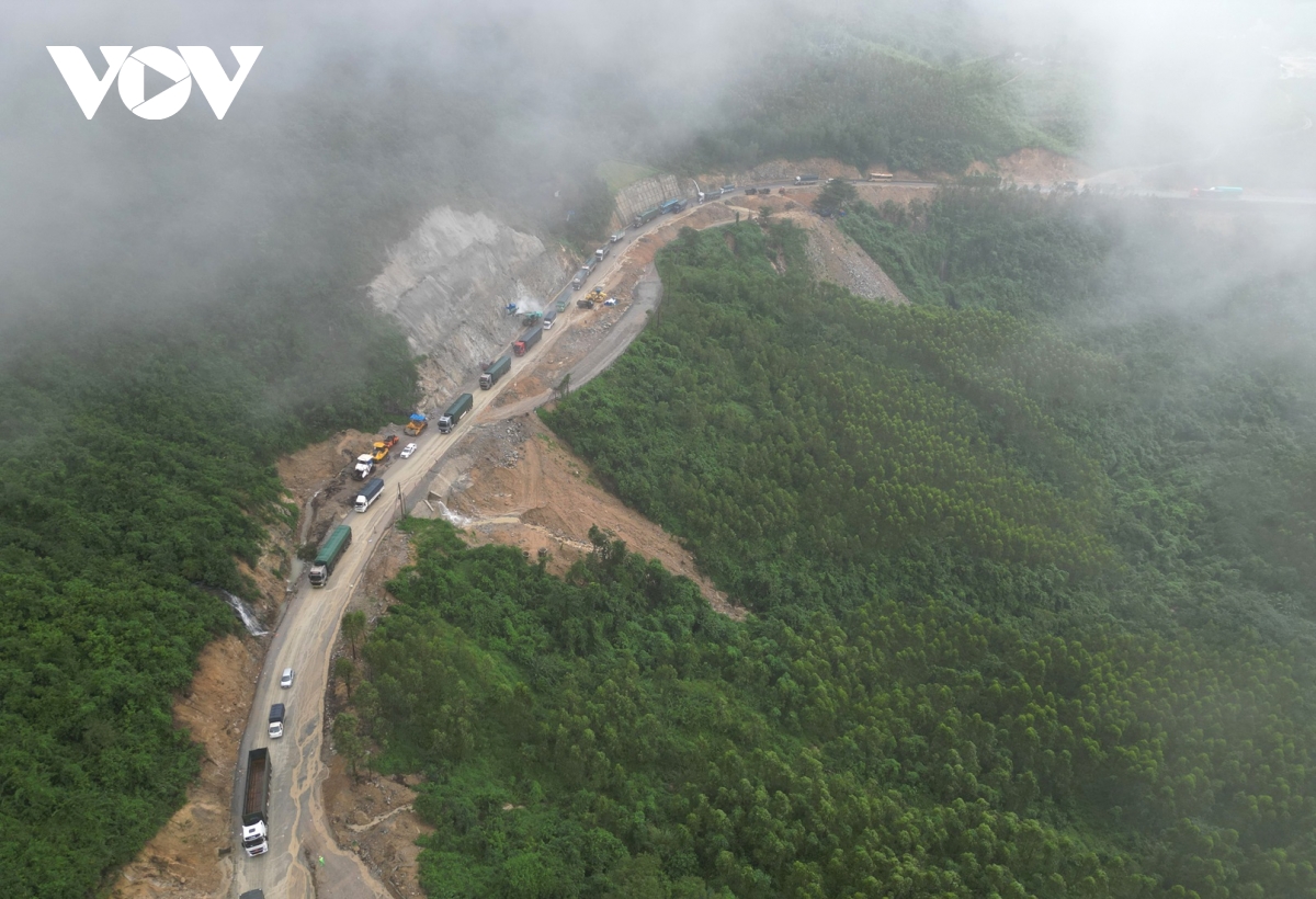 dòng xe kẹt cứng hàng cây số trên quốc lộ 19 hình ảnh 2 dong xe ket cung hang cay so tren quoc lo 19 hinh anh 2