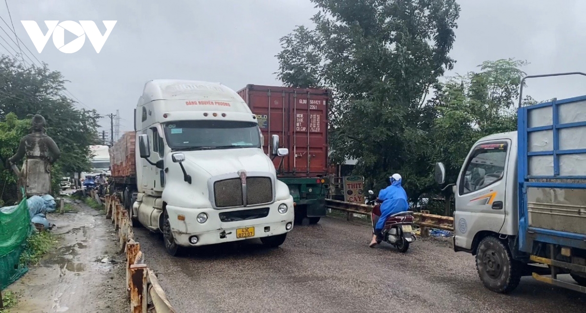 vụ cấm cầu câu lâu trên ql 1a quảng nam cấm xe kéo rơ moóc qua cầu phong thử hình ảnh 1 vu cam cau cau lau tren ql 1a quang nam cam xe keo ro mooc qua cau phong thu hinh anh 1
