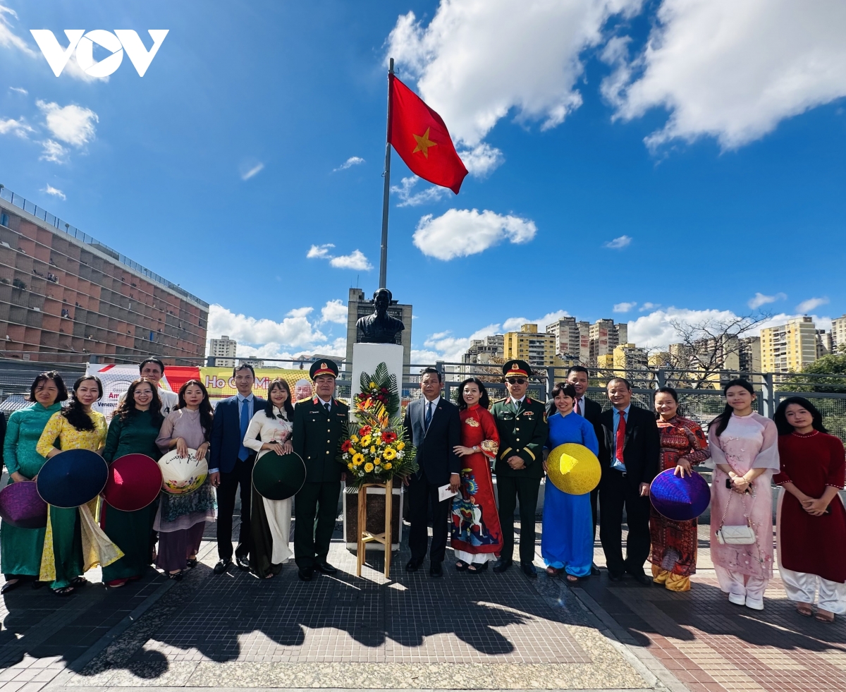 dâng hoa tưởng nhớ chủ tịch hồ chí minh tại venezuela hình ảnh 4 dang hoa tuong nho chu tich ho chi minh tai venezuela hinh anh 4