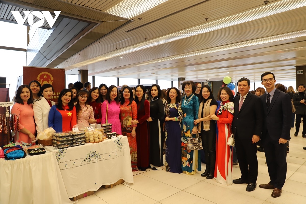 việt nam tham dự hội chợ từ thiện quốc tế 2024 tại praha hình ảnh 2 viet nam tham du hoi cho tu thien quoc te 2024 tai praha hinh anh 2