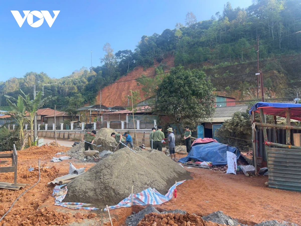 công an cao bằng hỗ trợ gia đình mất nhà cửa do thiên tai hình ảnh 1 cong an cao bang ho tro gia dinh mat nha cua do thien tai hinh anh 1