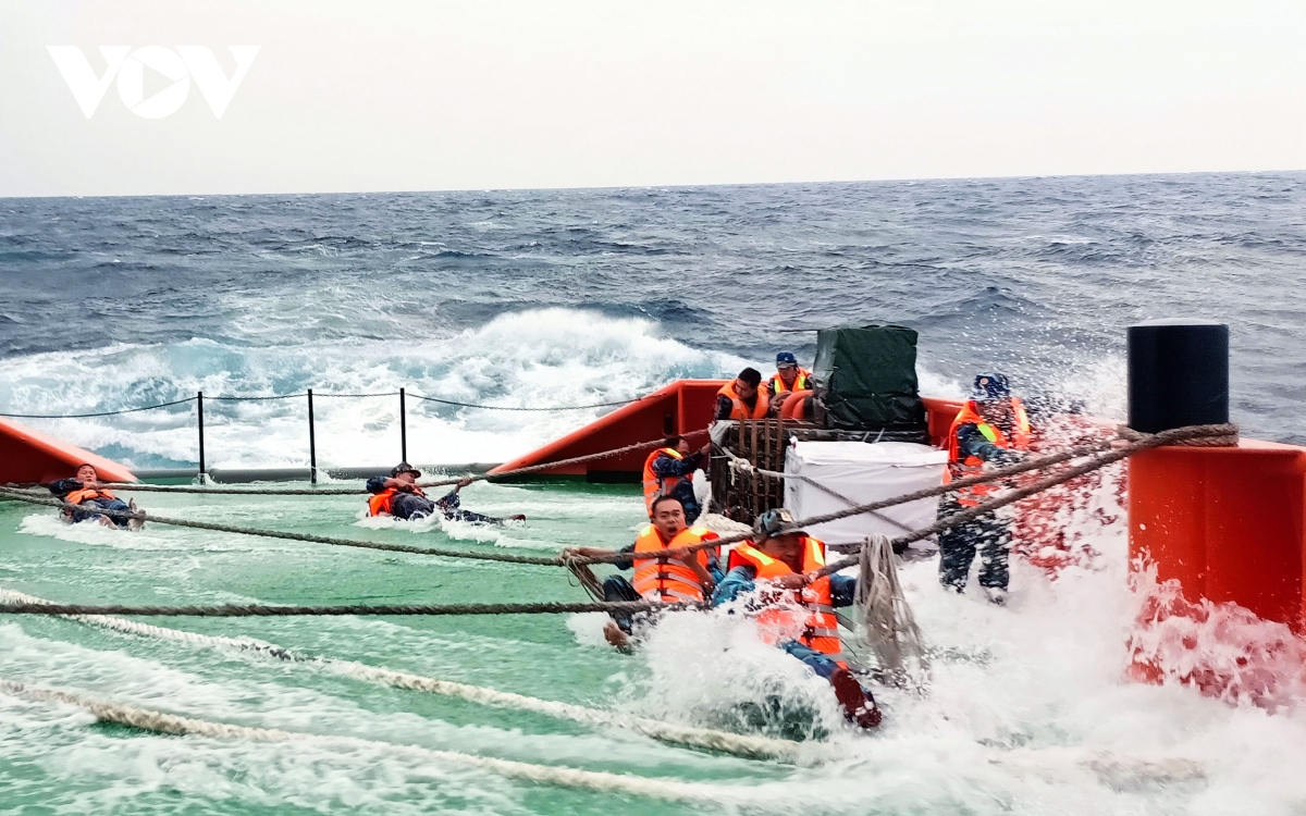 quân đội nhân dân việt nam Điểm tựa cho ngư dân vươn khơi bám biển hình ảnh 1 quan doi nhan dan viet nam Diem tua cho ngu dan vuon khoi bam bien hinh anh 1