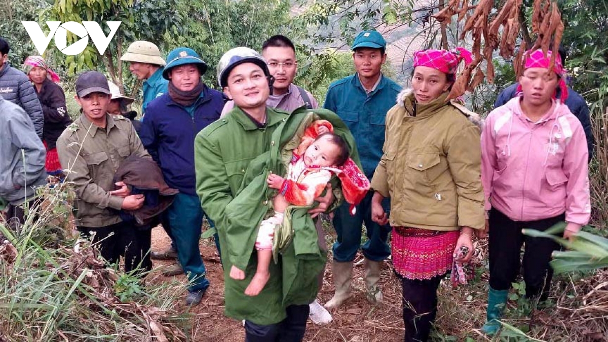 lai chau chau be 2 tuoi di lac trong dem duoi cai ret 6 do c hinh anh 1