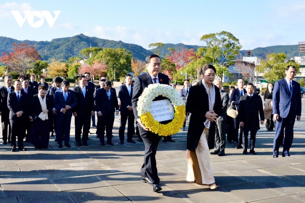 Chủ tịch Quốc hội đặt vòng hoa tưởng niệm nạn nhân bom nguyên tử Nagasaki