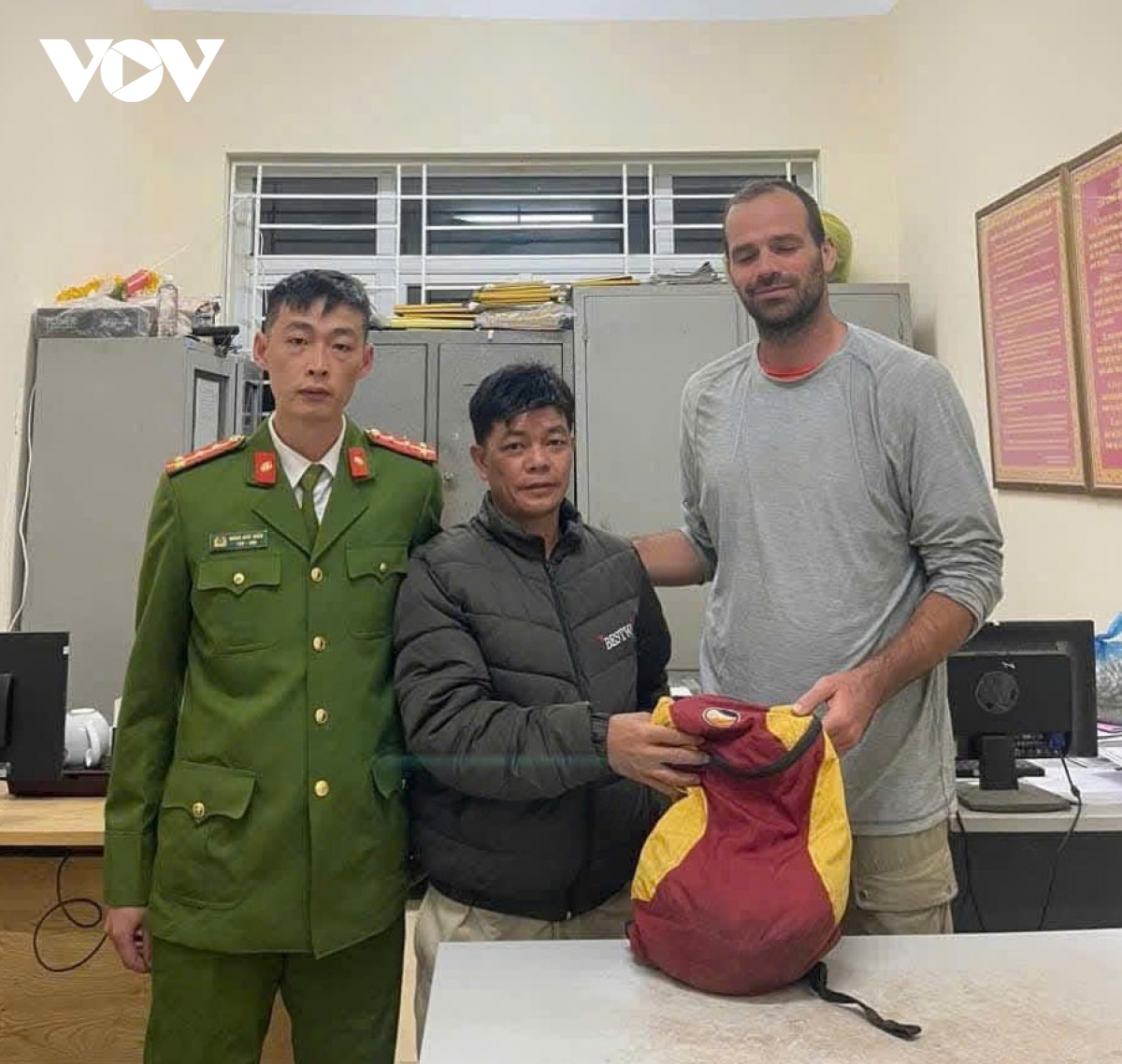 người đàn ông cao bằng nhặt được của rơi trả lại cho du khách hà lan hình ảnh 1 nguoi dan ong cao bang nhat duoc cua roi tra lai cho du khach ha lan hinh anh 1