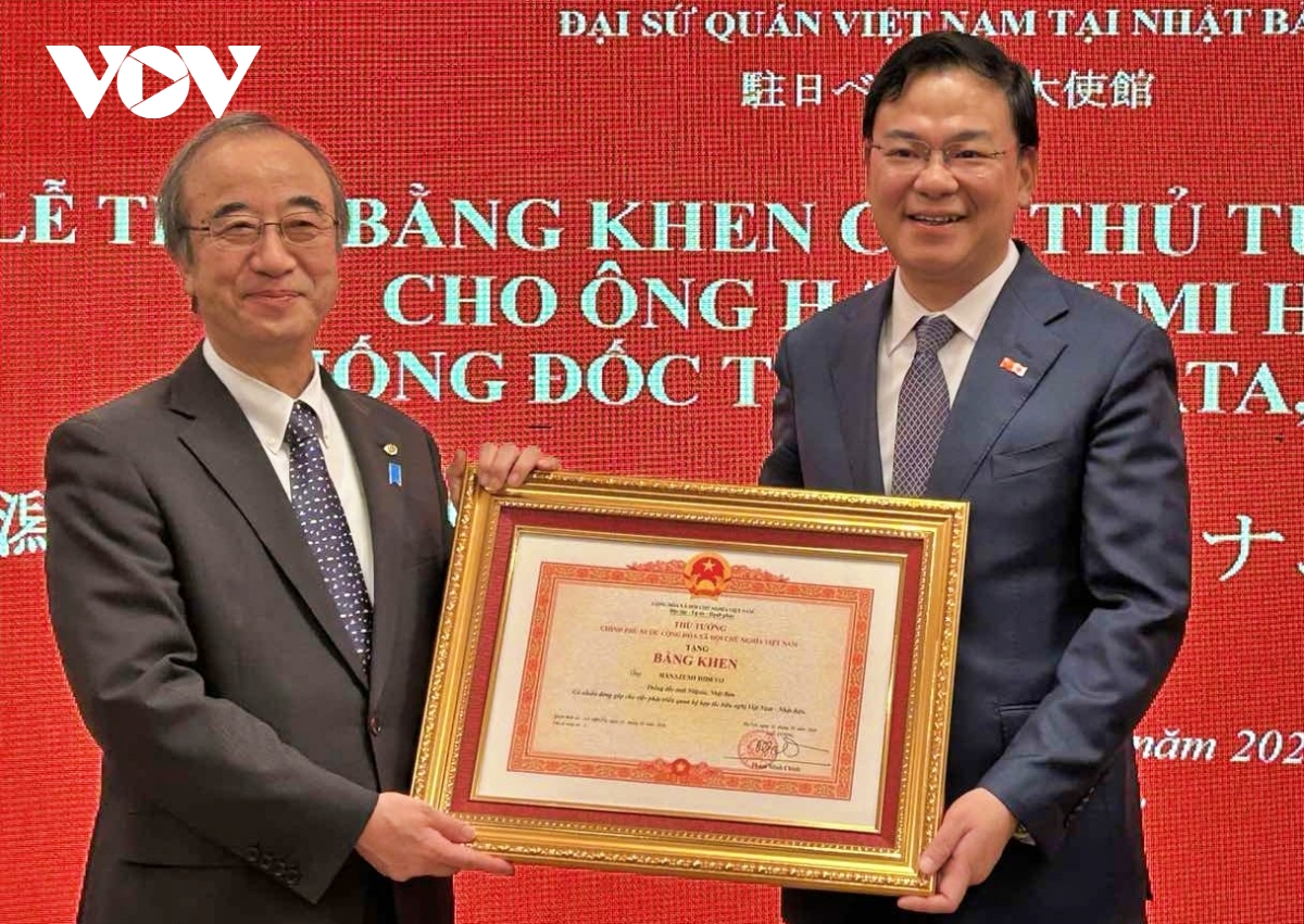 thủ tướng chính phủ việt nam tặng bằng khen cho thống đốc tỉnh niigata nhật bản hình ảnh 1 thu tuong chinh phu viet nam tang bang khen cho thong doc tinh niigata nhat ban hinh anh 1