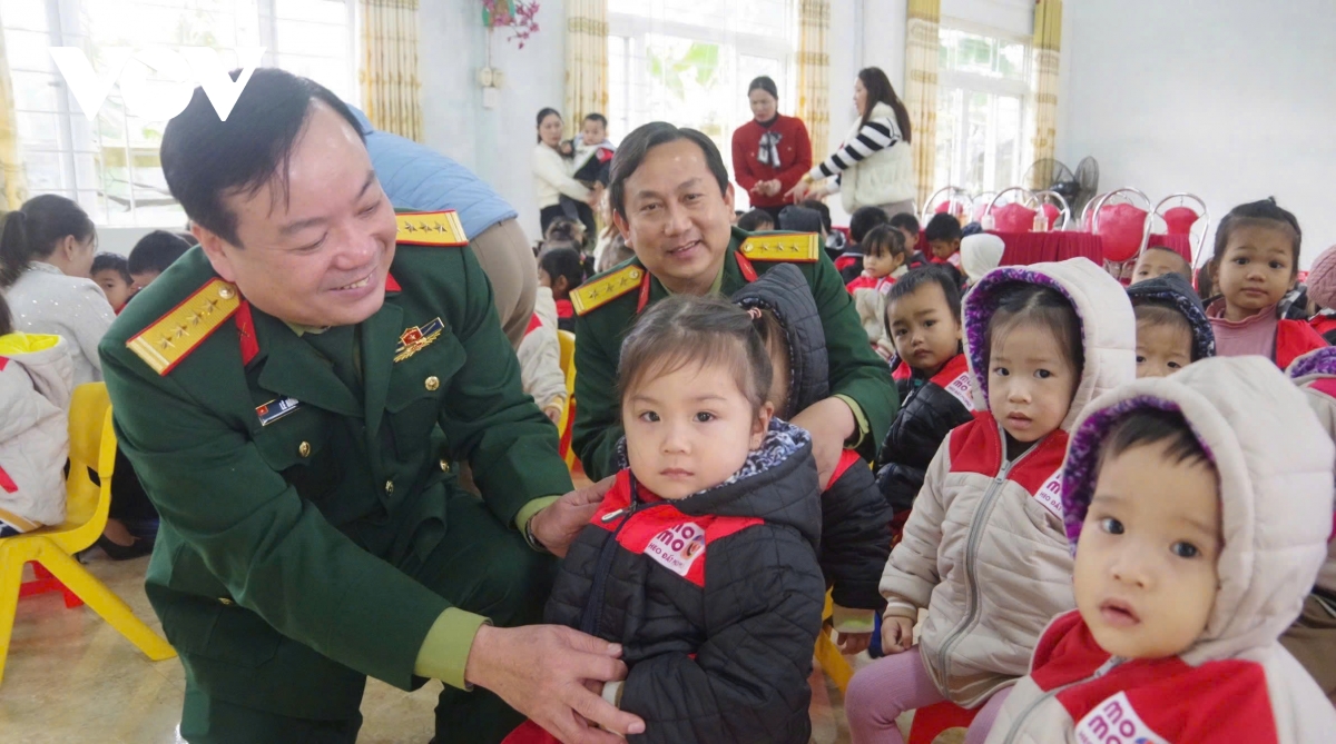 chương trình Áo ấm cho em tặng hơn 1.100 áo ấm giúp học sinh nghèo quảng trị hình ảnh 1 chuong trinh Ao am cho em tang hon 1.100 ao am giup hoc sinh ngheo quang tri hinh anh 1