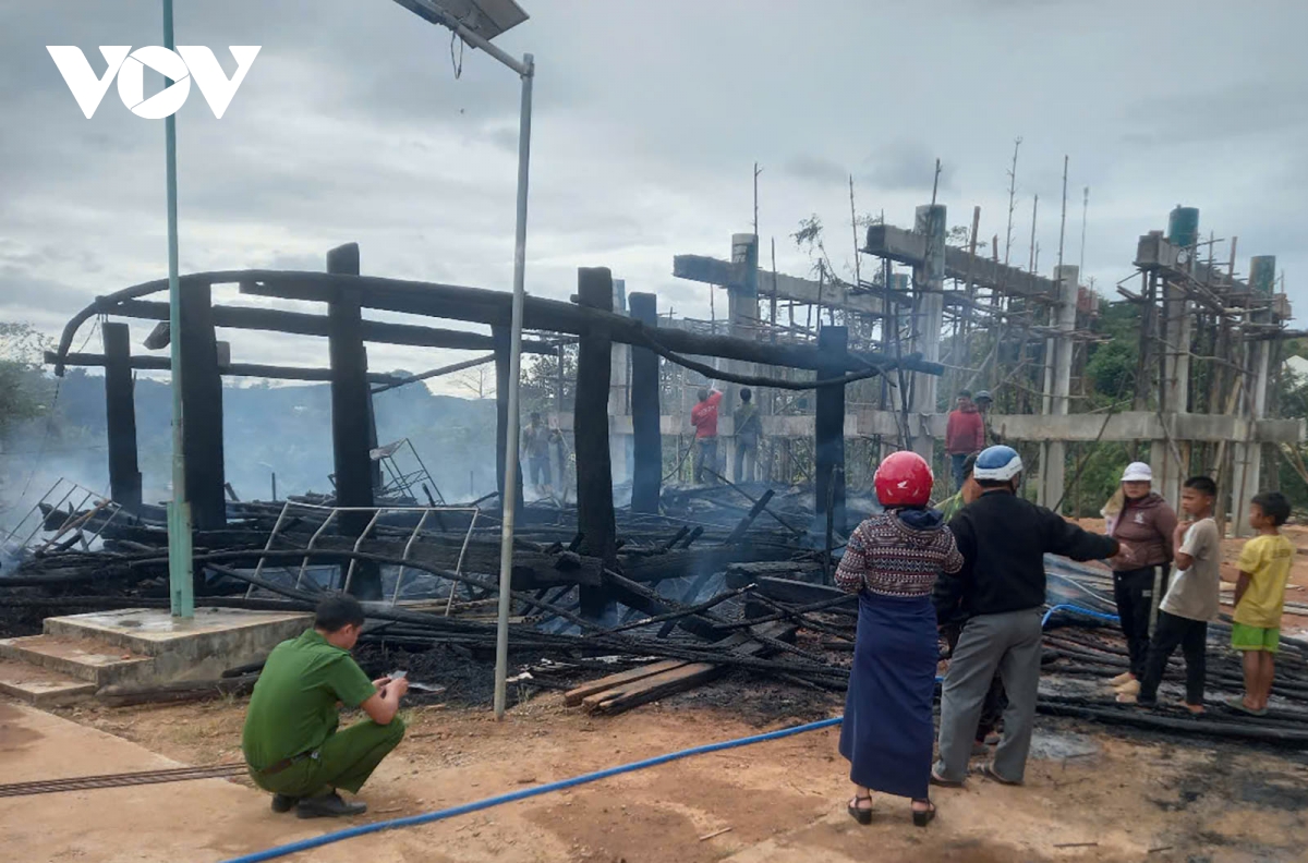 nhà rông mới chưa xong, nhà rông cũ đã bị thiêu rụi hình ảnh 2 nha rong moi chua xong, nha rong cu da bi thieu rui hinh anh 2