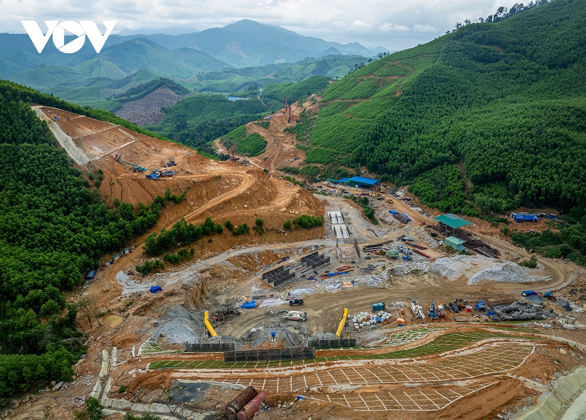 cận cảnh vượt nắng thắng mưa khoan núi mở hầm phượng hoàng hình ảnh 3 can canh vuot nang thang mua khoan nui mo ham phuong hoang hinh anh 3