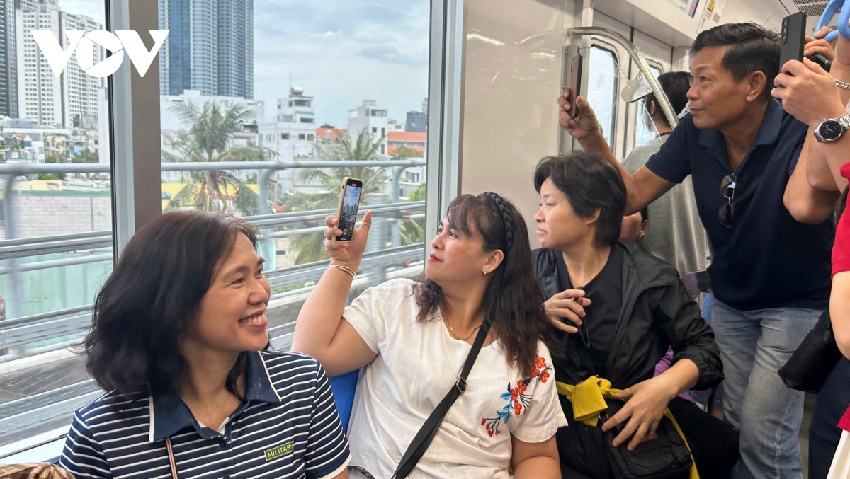 metro so 1 tphcm van dong nguoi trai nghiem trong ngay thu ba hoat dong hinh anh 2