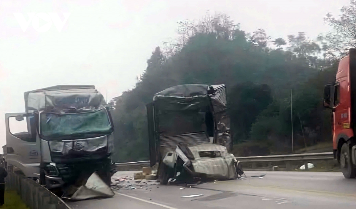 tai nan tren cao toc noi bai - lao cai lam 2 nguoi tu vong hinh anh 1