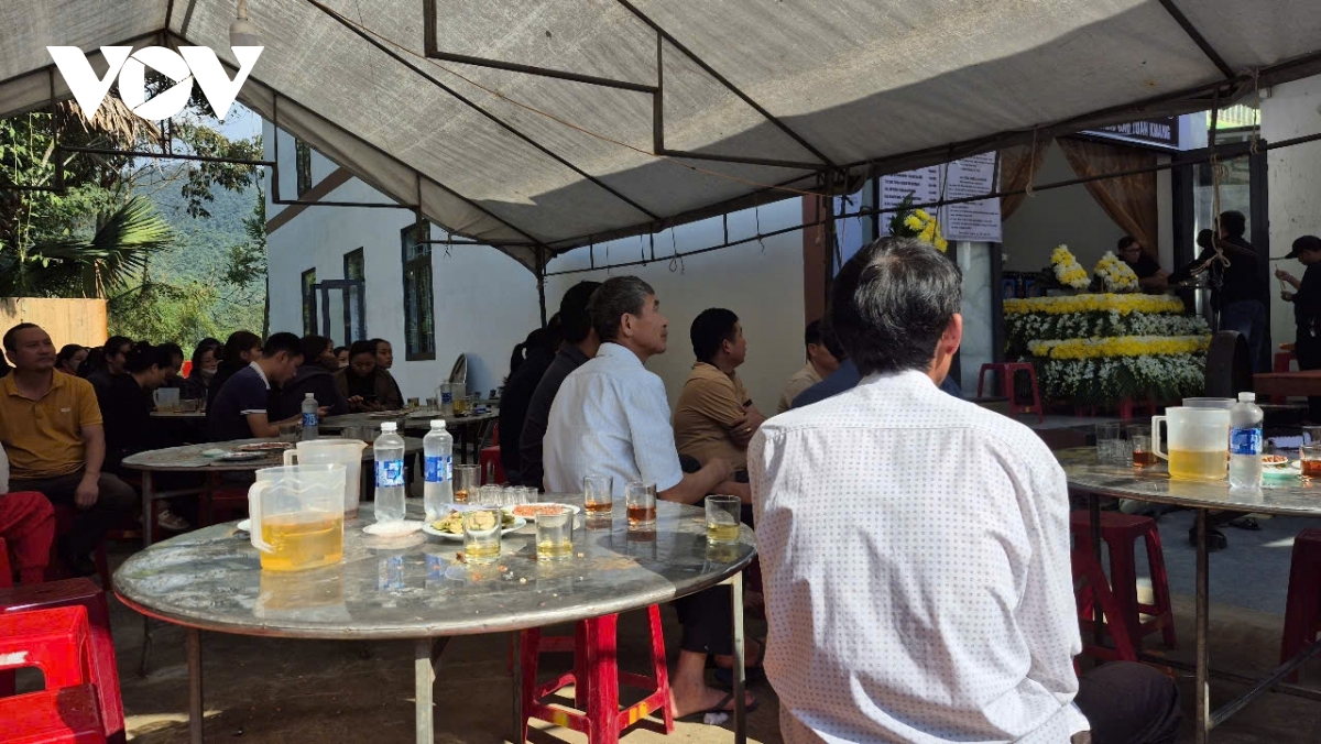Va chạm với ô tô đỗ bên đường, 2 bố con đi xe máy tử vong