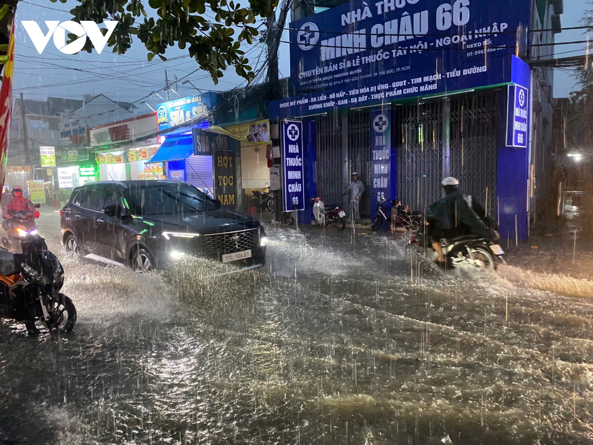 mua lon trang troi o tp.hcm, du bao keo dai den toi hinh anh 3