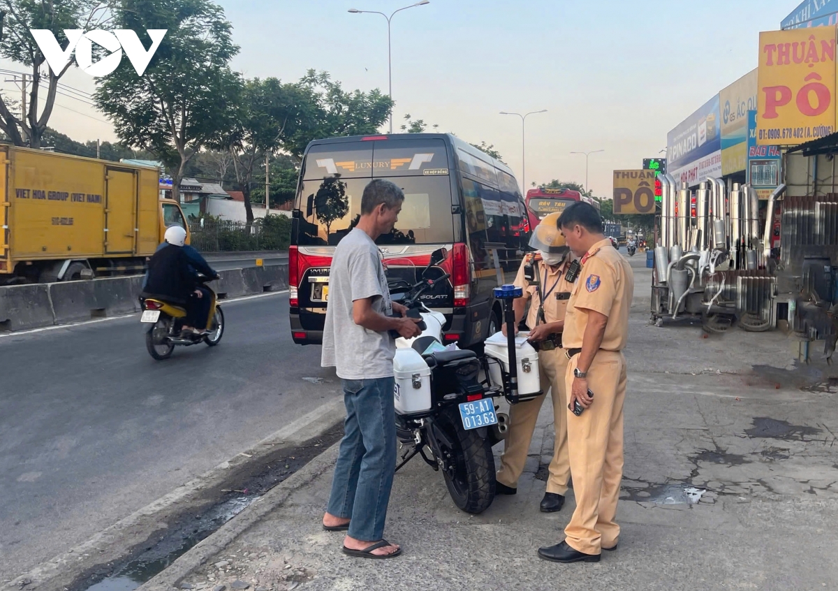 công an tp.hcm sẽ tiếp tục triển khai cao điểm kiểm tra xe chở khách hình ảnh 3 cong an tp.hcm se tiep tuc trien khai cao diem kiem tra xe cho khach hinh anh 3