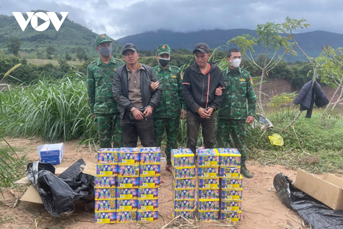 bắt giữ hai thanh niên vận chuyển pháo lậu hình ảnh 1 bat giu hai thanh nien van chuyen phao lau hinh anh 1